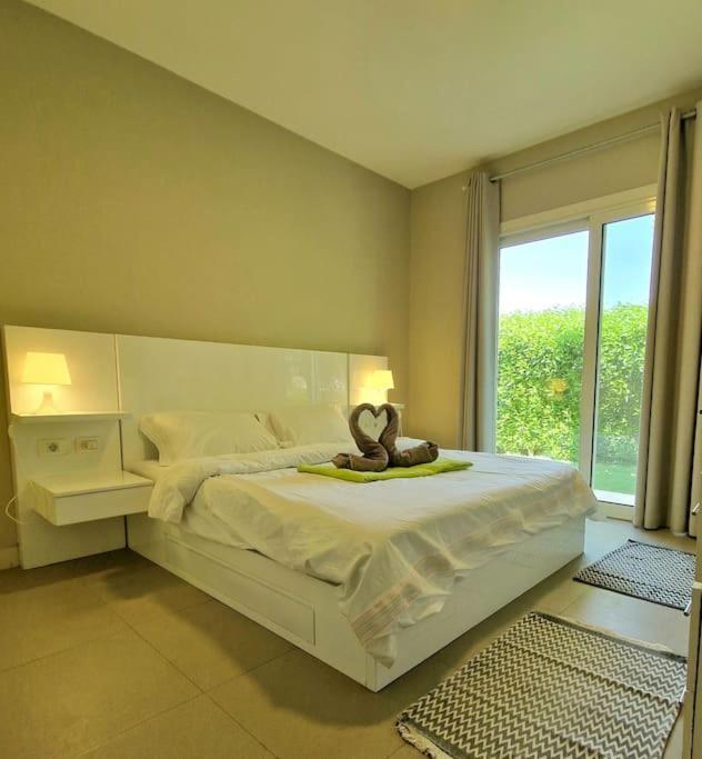 Apartment Cheerful Space With A Huge Garden And Pool