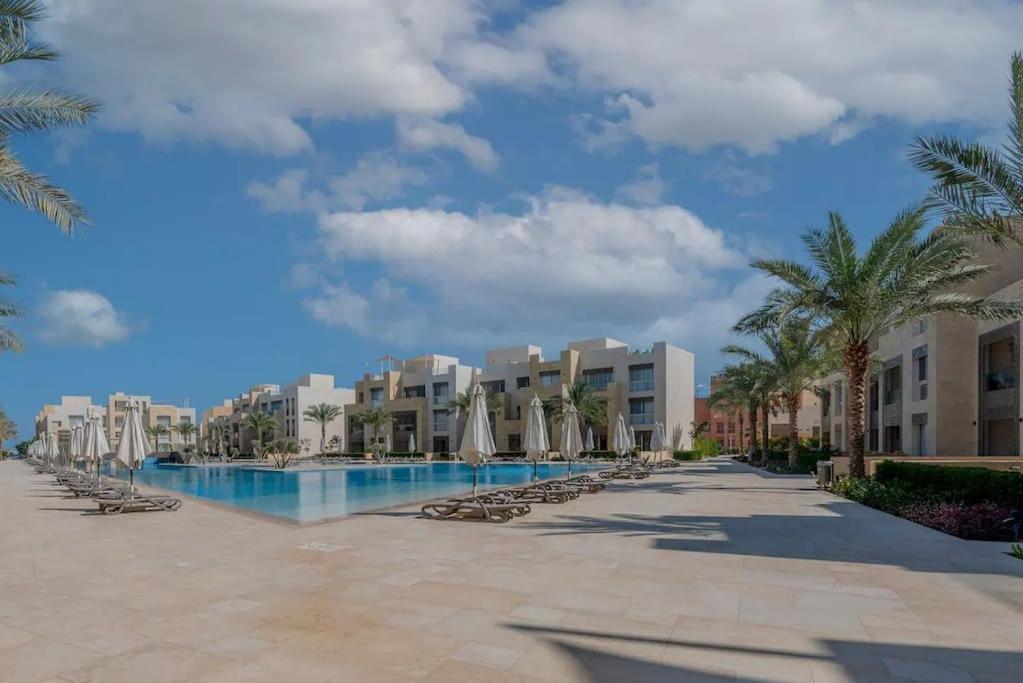 Mangroovy - Spacious Boho 2 Bedroom Pool View Apartment *