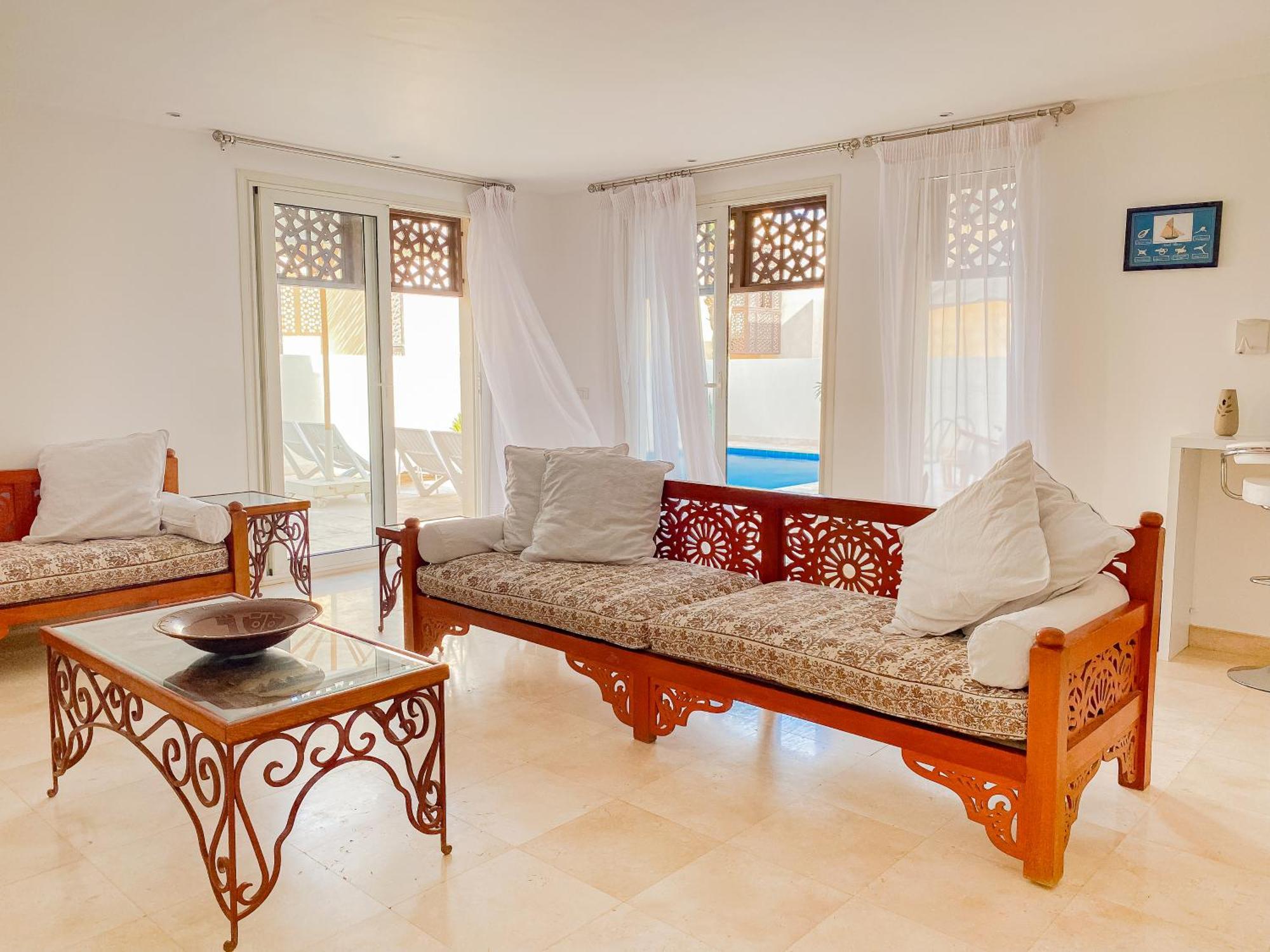 Nayah Stays, Amazing With Private Pool & 5 Master Ferienhaus *
