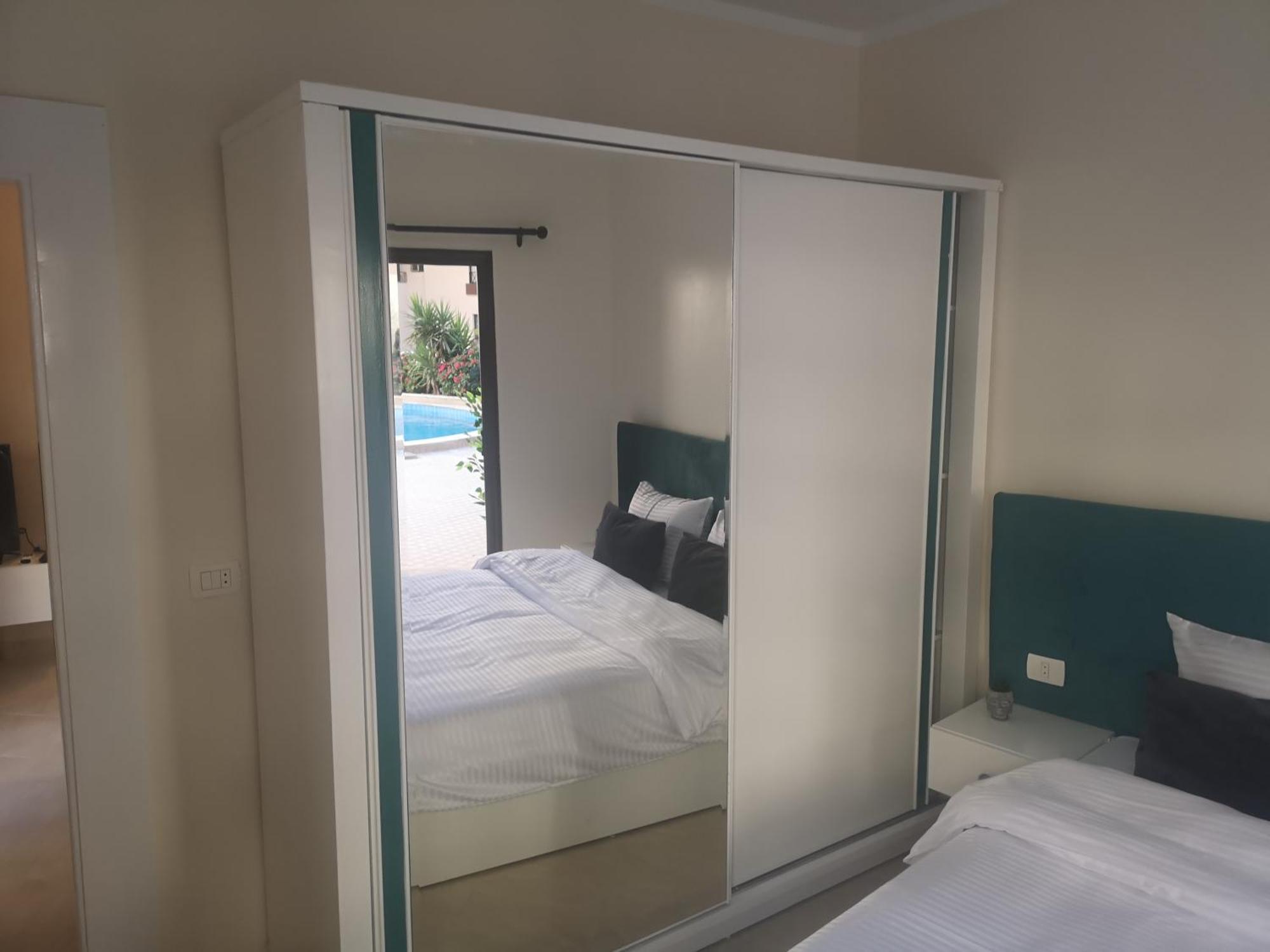Apartment Chic Stylish Spacious Poolside Smarttv & Wifi *
