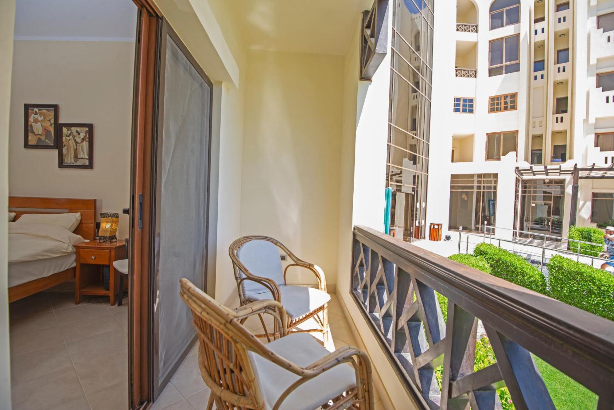 Buki-gravity-homes: Beachfront Luxury In Sahl Hasheesh Apartment