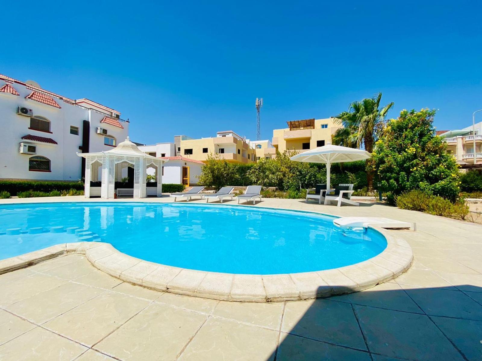 Villa 4 *