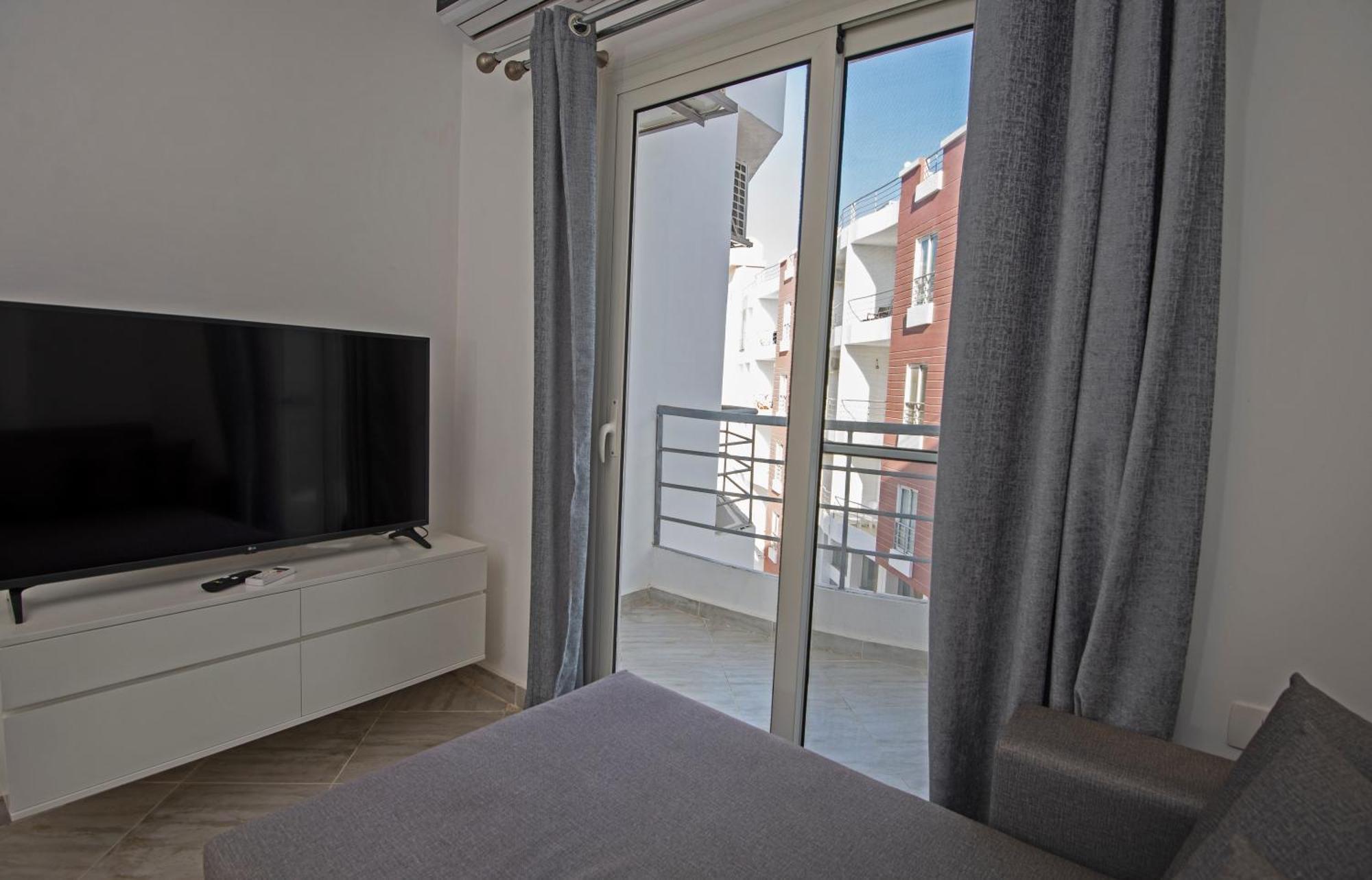 Apartment 1 Bedroom Poolside B106 Aqua Tropical *