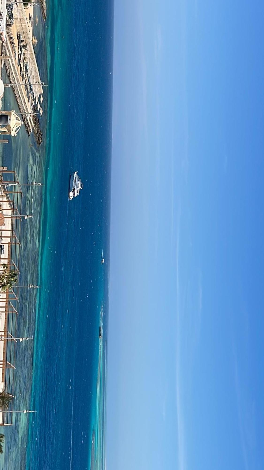 Sea View In Center In Front Off The Sea 09 *