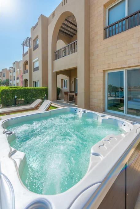Gouna Retreat 2br Waterside Hot Tub & Pool Apartment