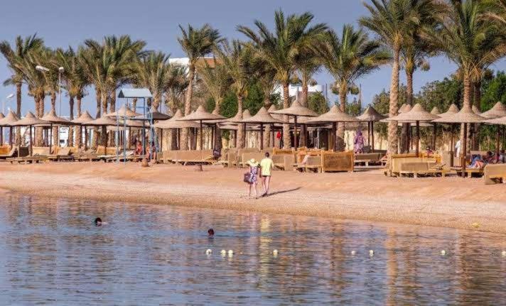 استوديو للحجز بفندق ميراج الغردقه يسع 4 أفراد مفروش فرش فندقى على اعلى مستوى و جميع الاجهزة الكهربائيه جديدة مع امكانية استخدام الاكوا بارك و شاطئ رملي خاص بالقرية Hurghada