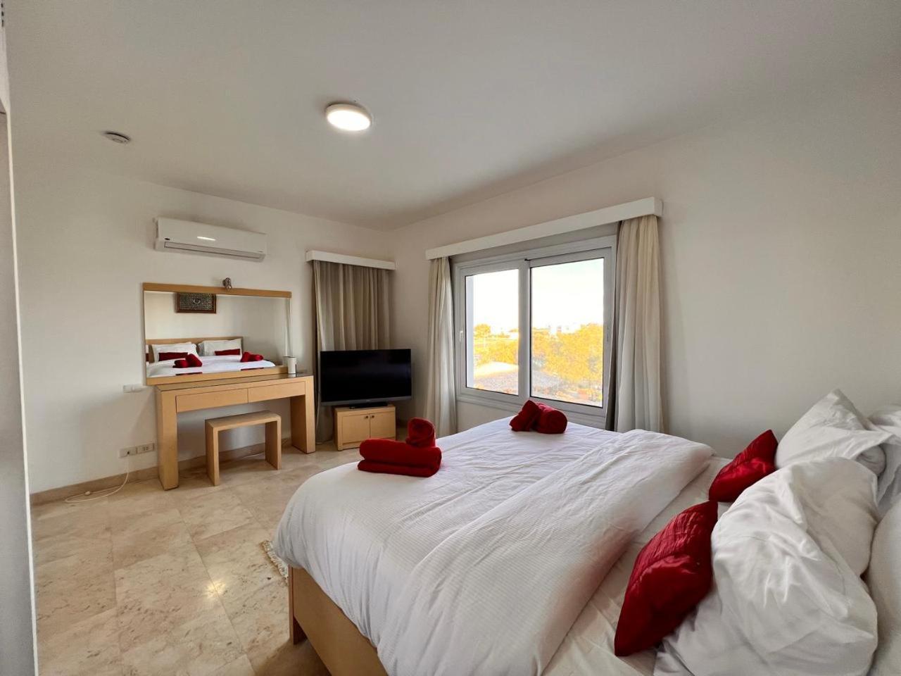 White 4 Bedroom Elgouna Heated Pool