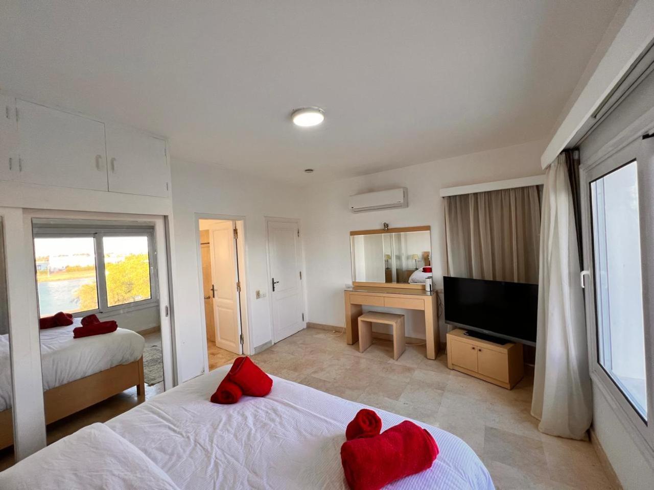 White 4 Bedroom Elgouna Heated Pool Villa