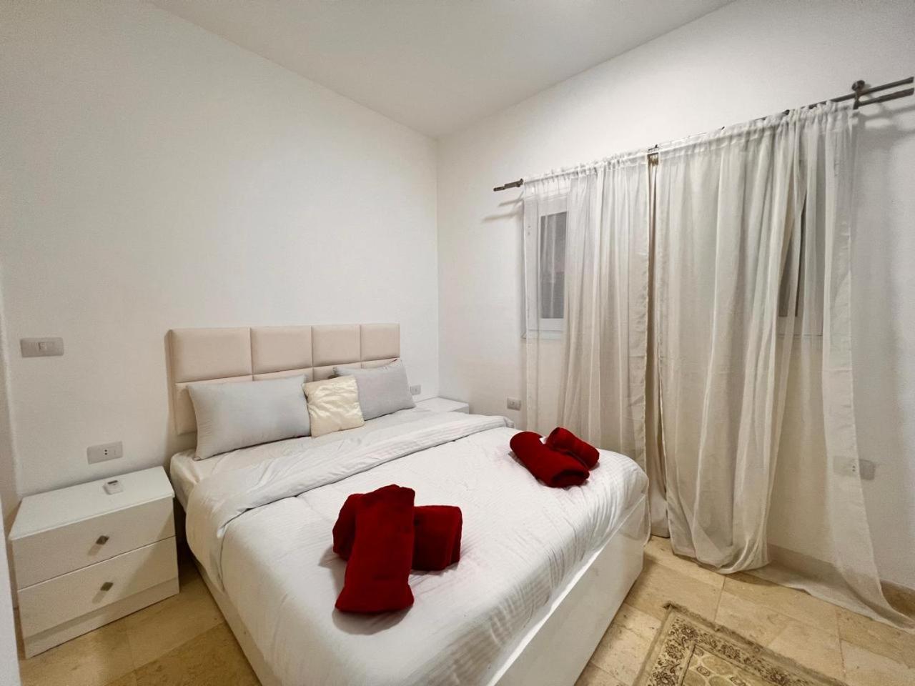 White 4 Bedroom Elgouna Heated Pool Villa