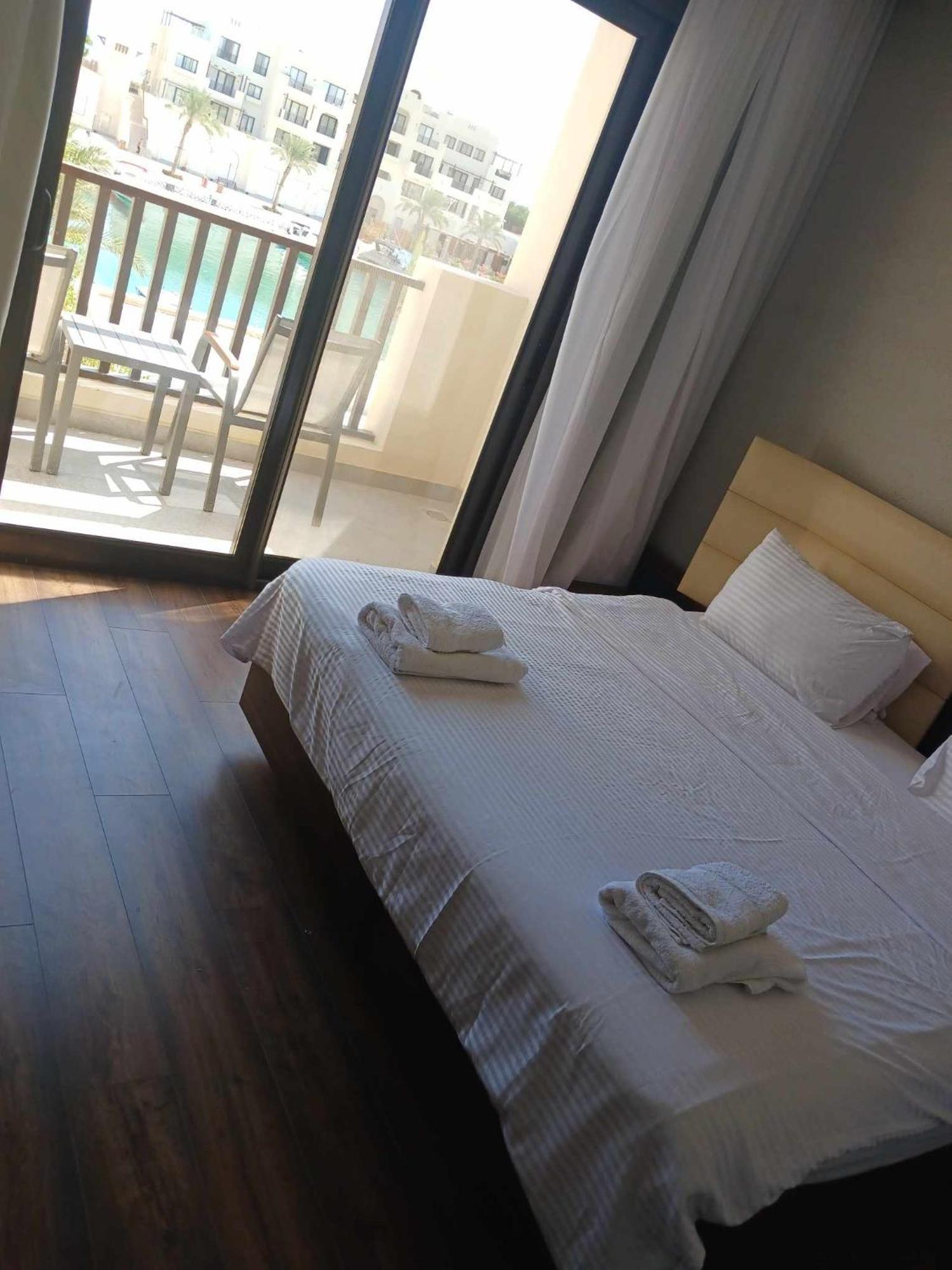 Nayah Stays, Luxurious Bedroom In Fanadir Marina Apartment