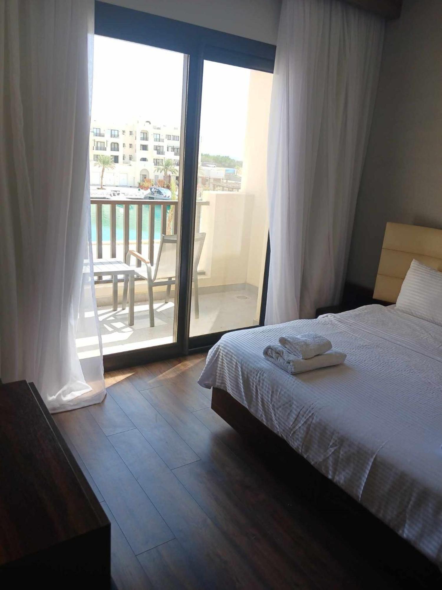 Nayah Stays, Luxurious Bedroom In Fanadir Marina Apartment Hurghada