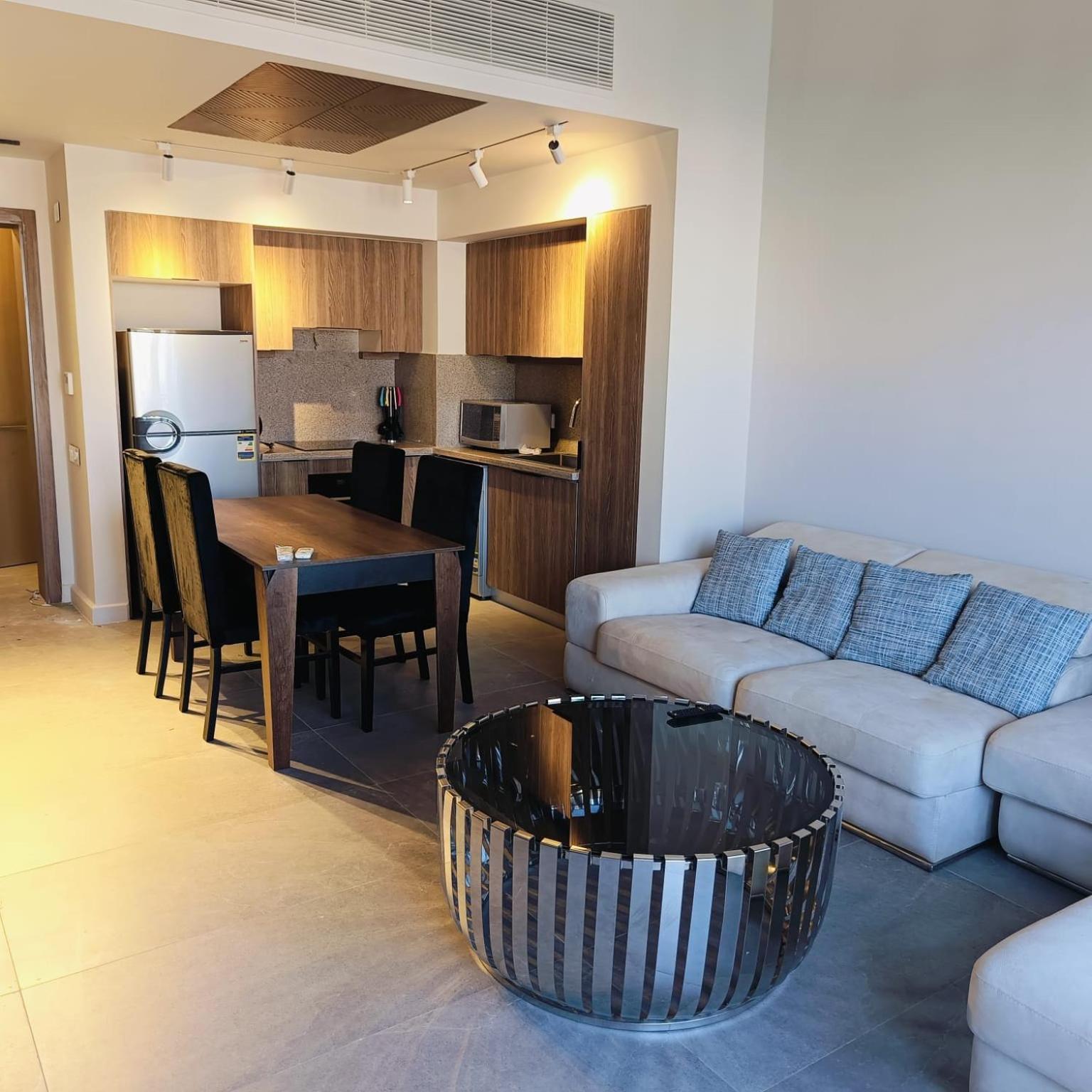 Nayah Stays, Luxurious Bedroom In Fanadir Marina Apartment *