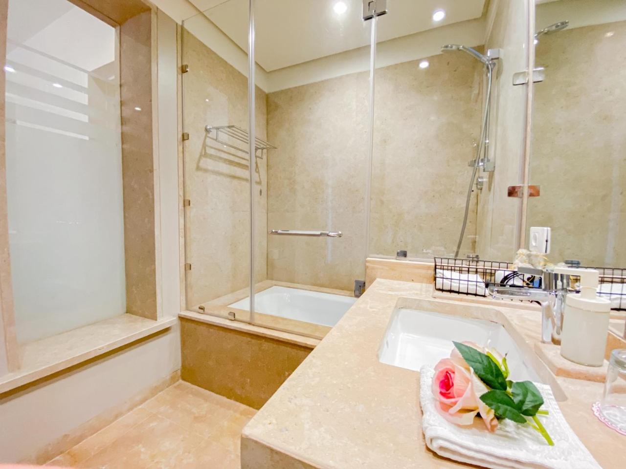 Couette-café Nayah Stays, Ancient Sands Luxurious Pool Terrace