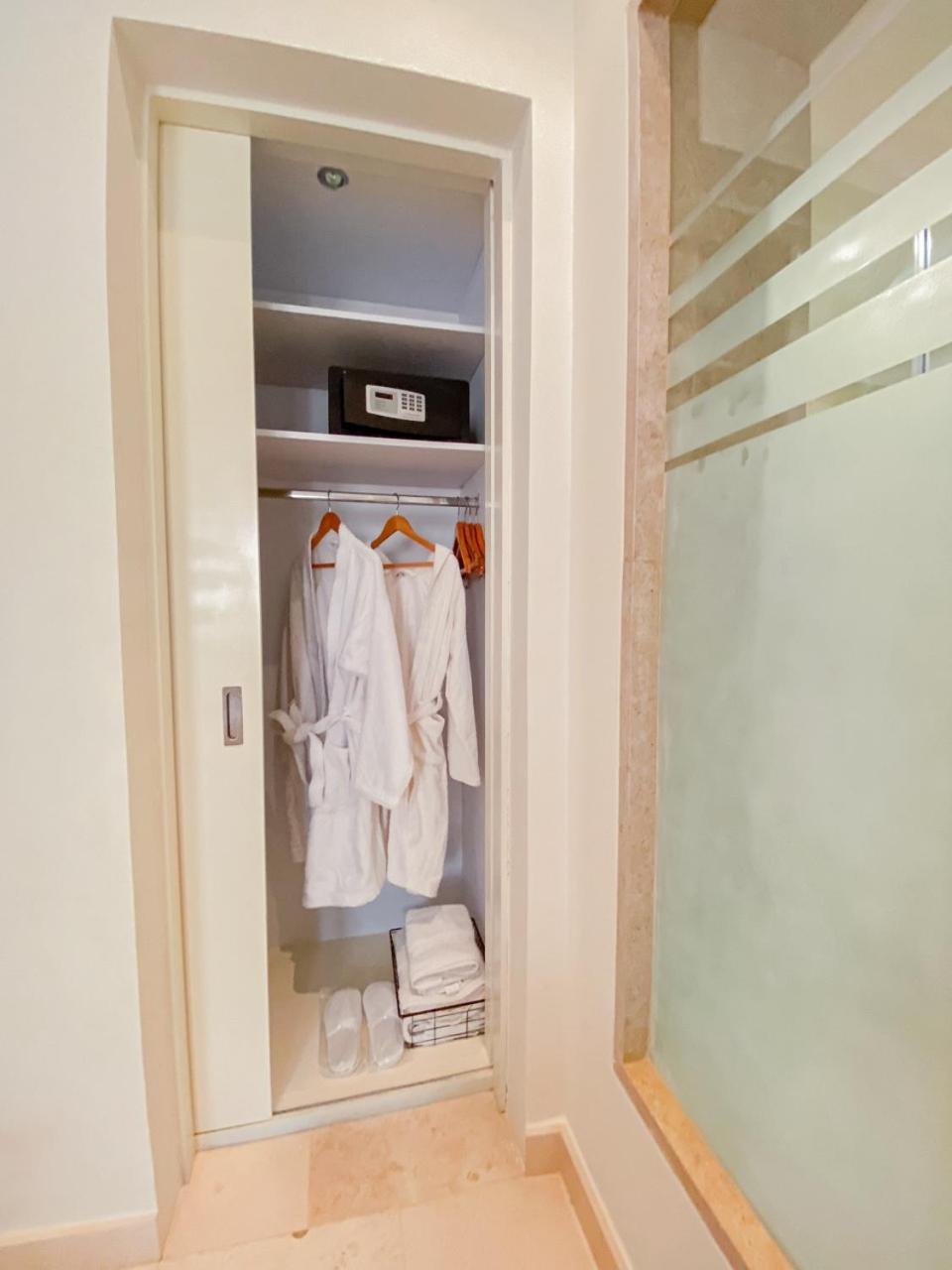 Couette-café Nayah Stays, Ancient Sands Luxurious Pool Terrace *
