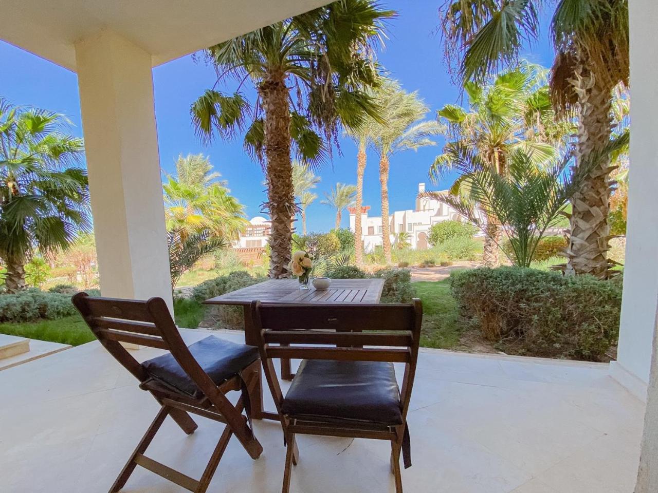 Couette-café Nayah Stays, Ancient Sands Luxurious Pool Terrace *