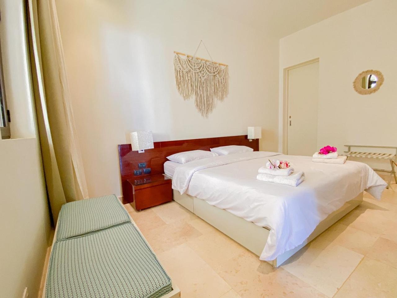Couette-café Nayah Stays, Ancient Sands Luxurious Pool Terrace *