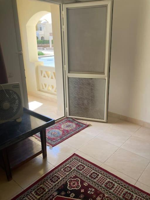 Lovely Flat With Balcony And Shared Pool Apartment *