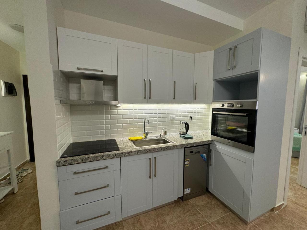 Apartment A One-bedroom With A Compact Terrace