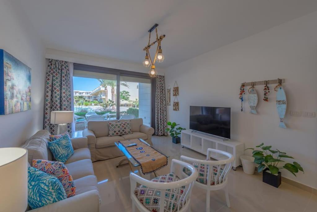 Chic 2 Bedroom Poolside At G-crib El Gouna