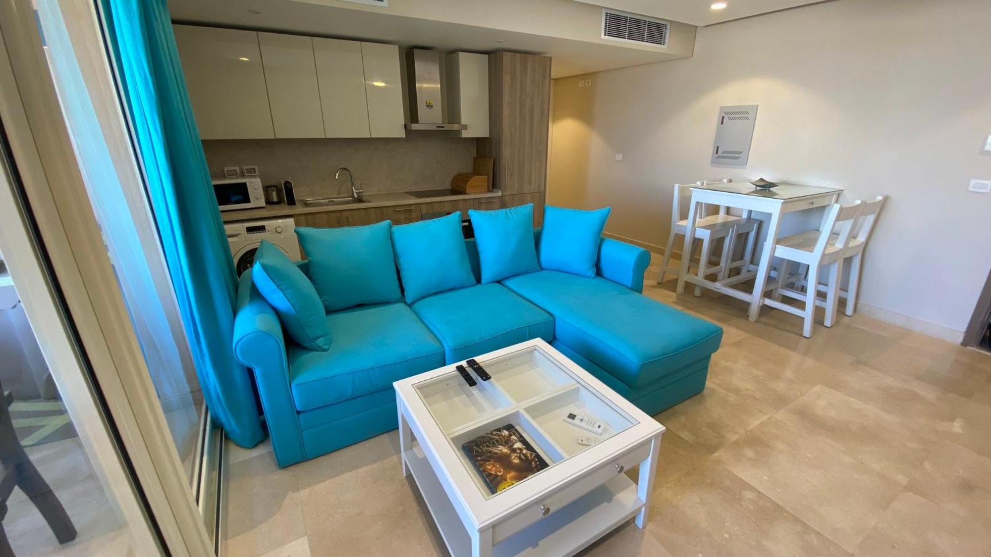 Modern With Great Pool & Access