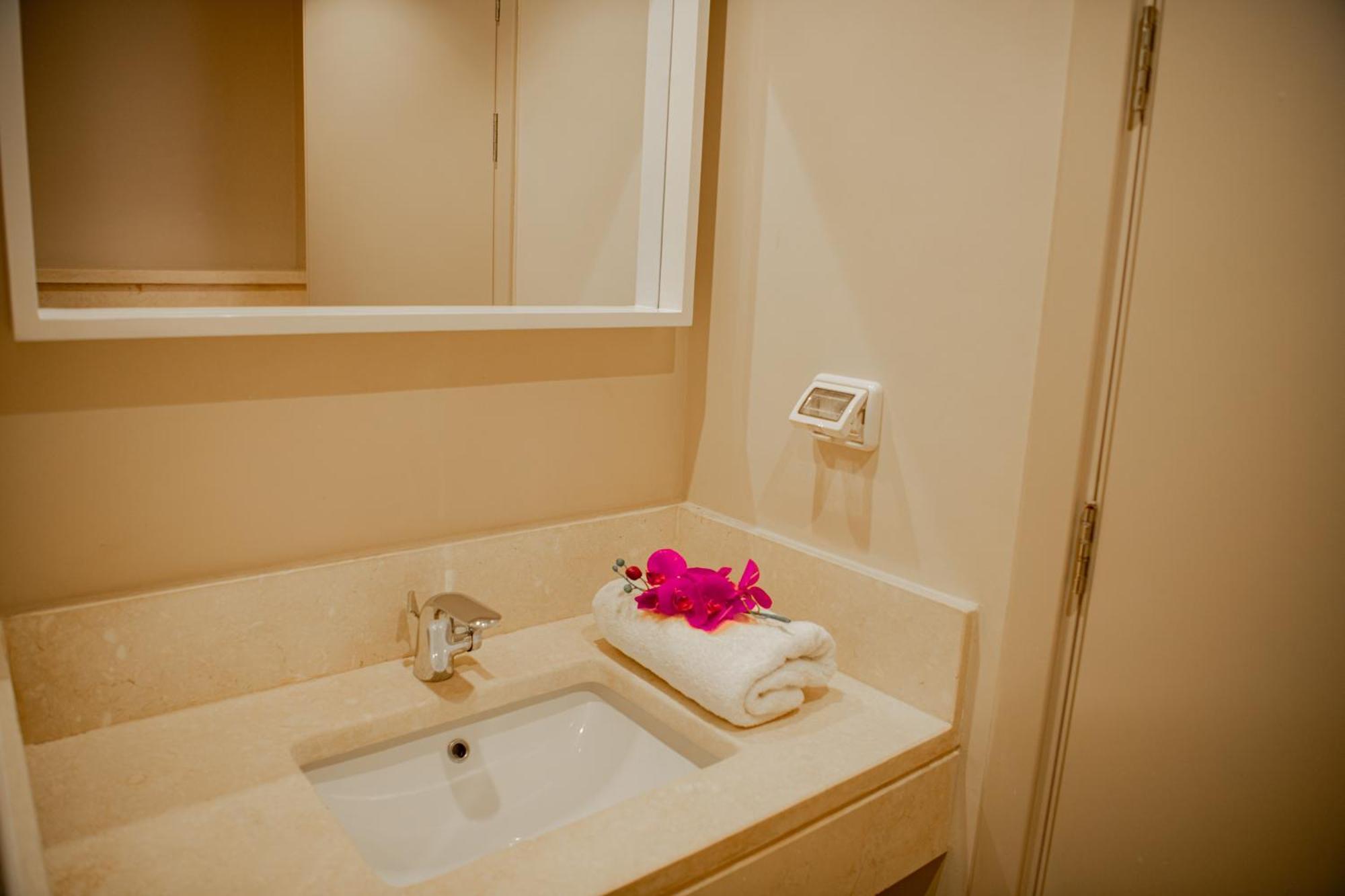 Modern With Large Pool & Access Apartment *