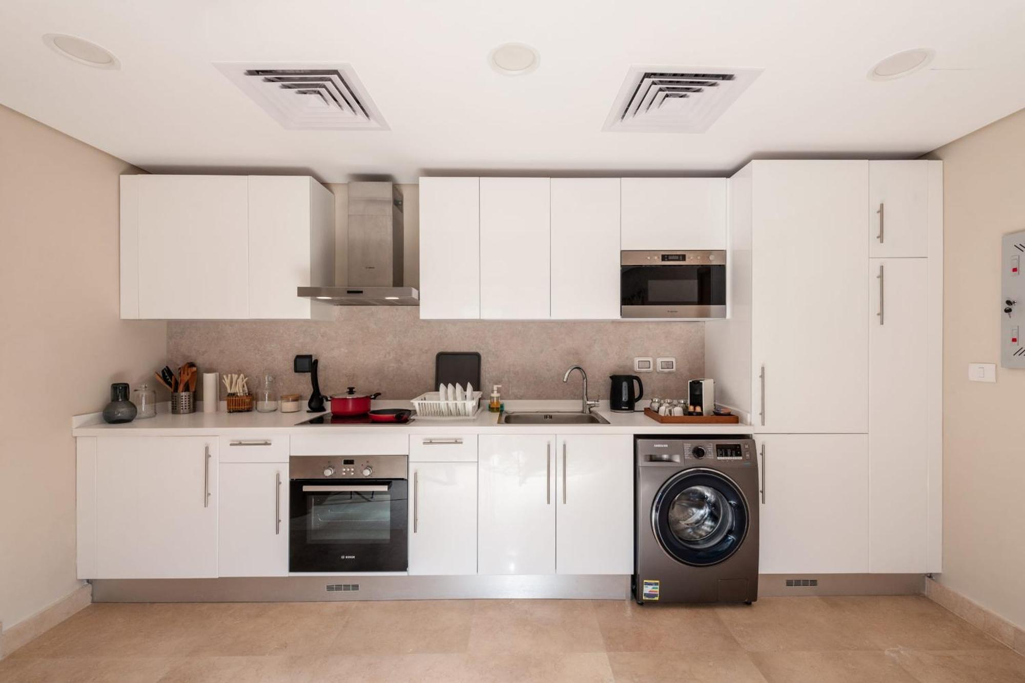 Apartment Secluded & Bespoke 1 Bdr With Pool View & Access