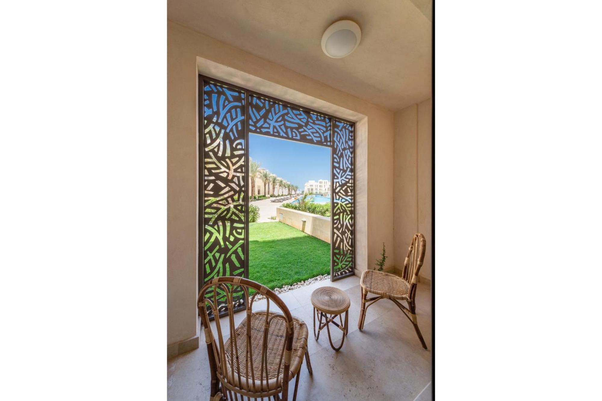 Secluded & Bespoke 1 Bdr With Pool View & Access Apartment