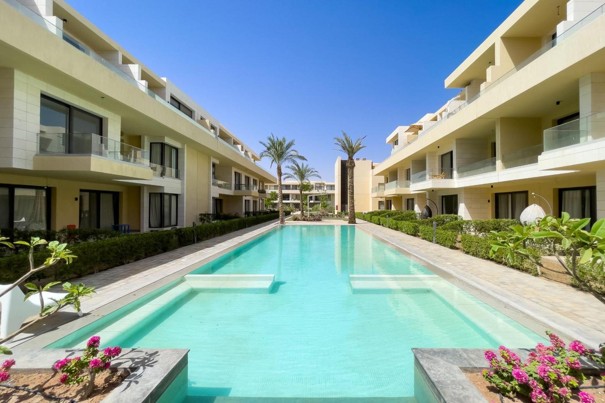 The Poolside Swanky G Cribs Apartment *