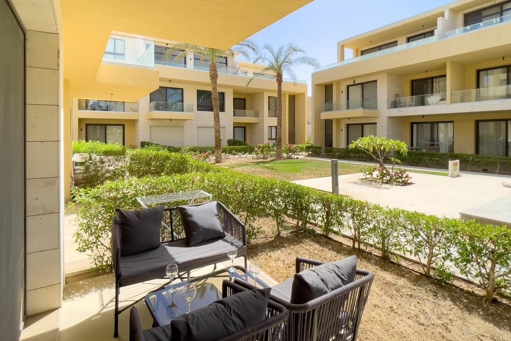 Apartment The Poolside Swanky G Cribs *
