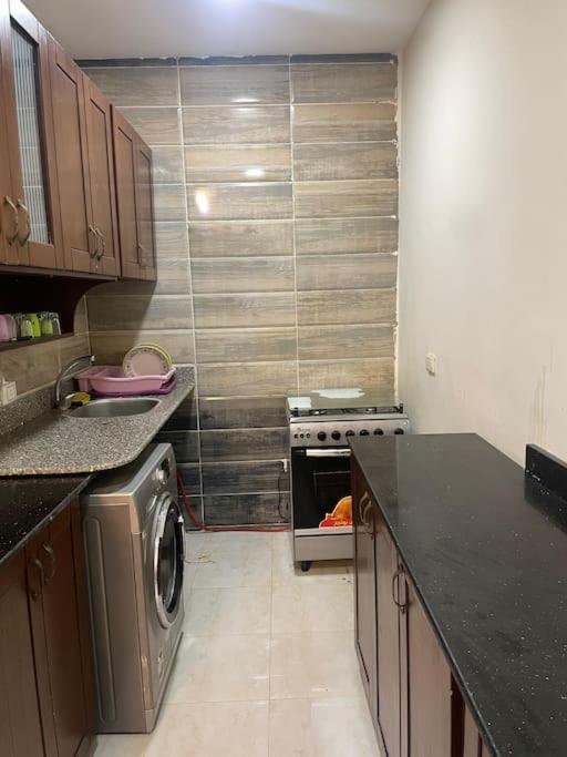 Apartment Side 1 Bedroom *