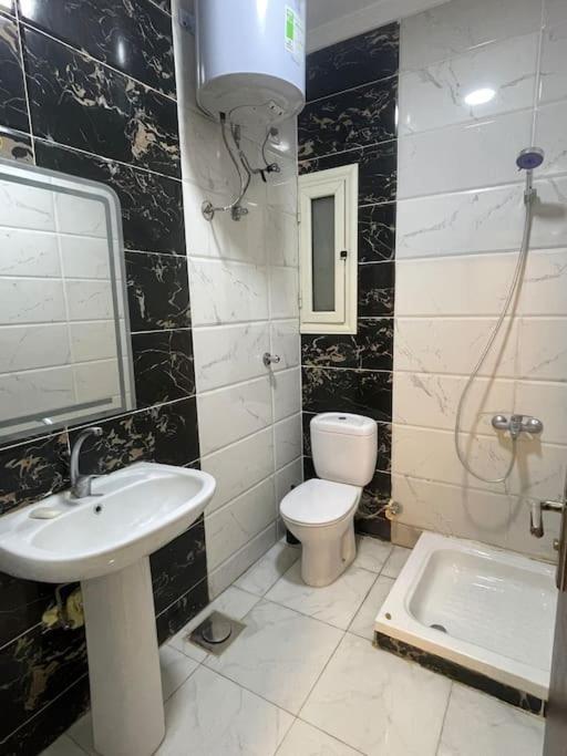 Side 1 Bedroom Apartment *