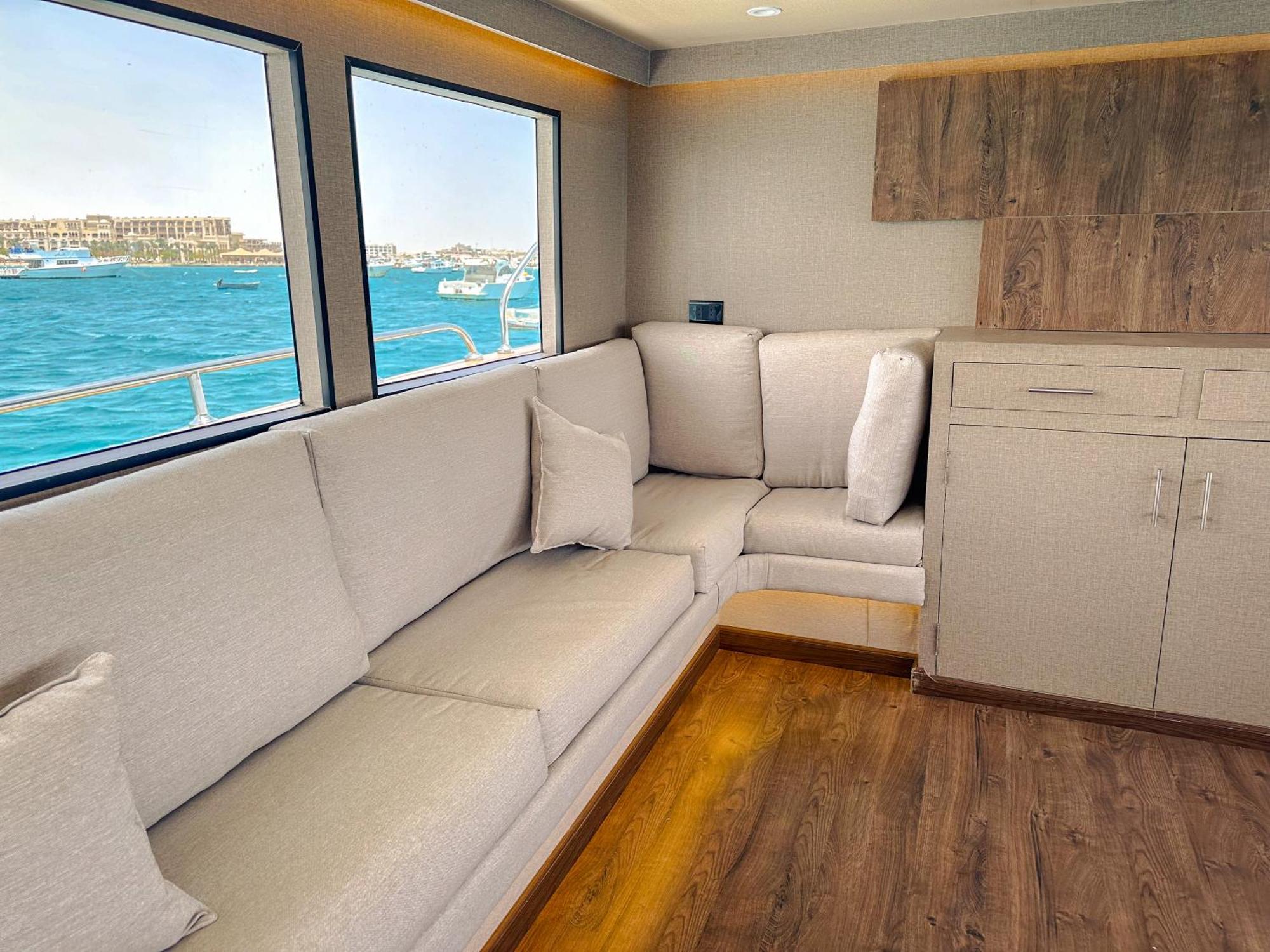 Botel Edan Storm Yacht
