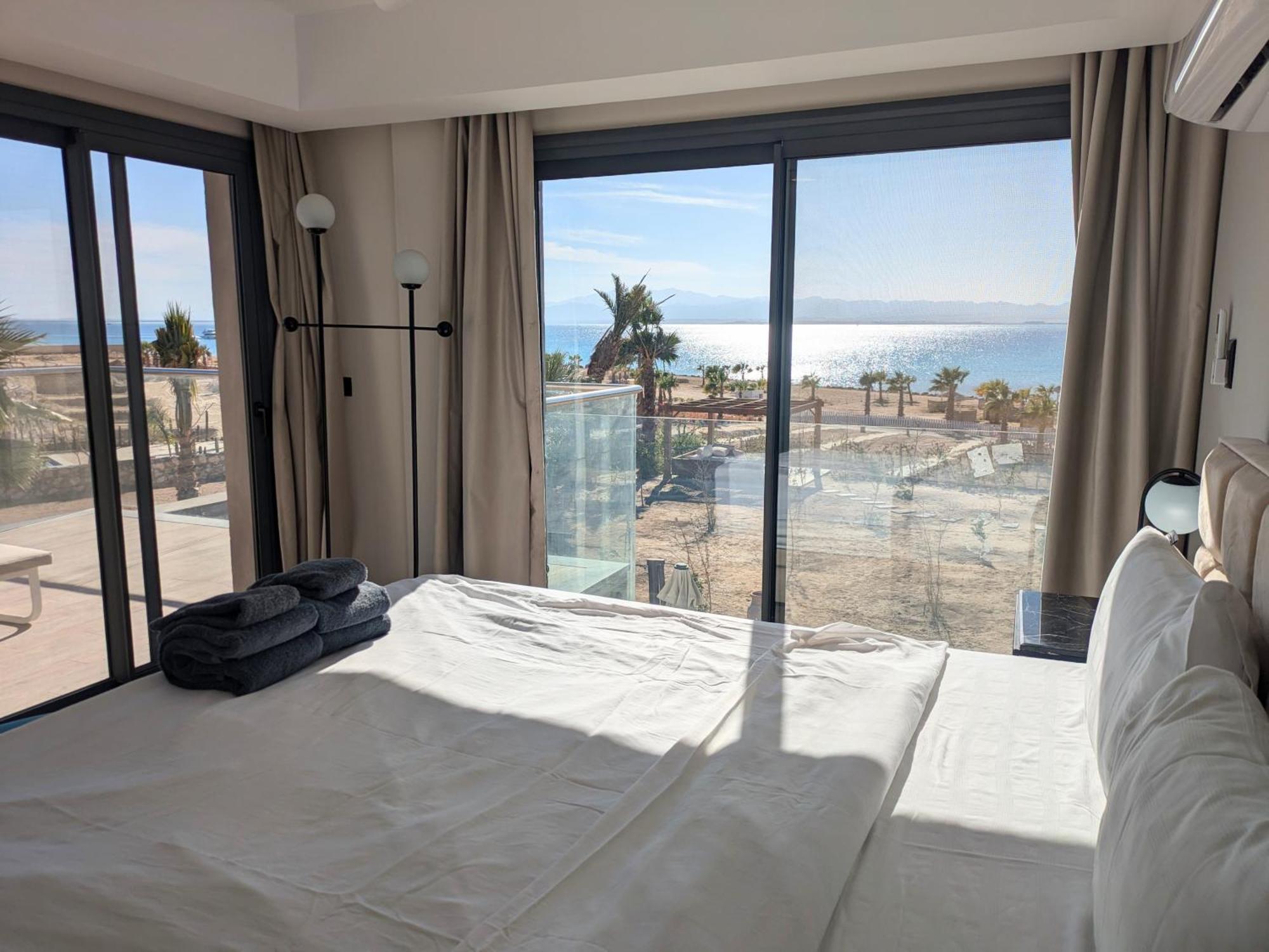 Villa Supreme Beachfront 3br Soma Bay With Garden