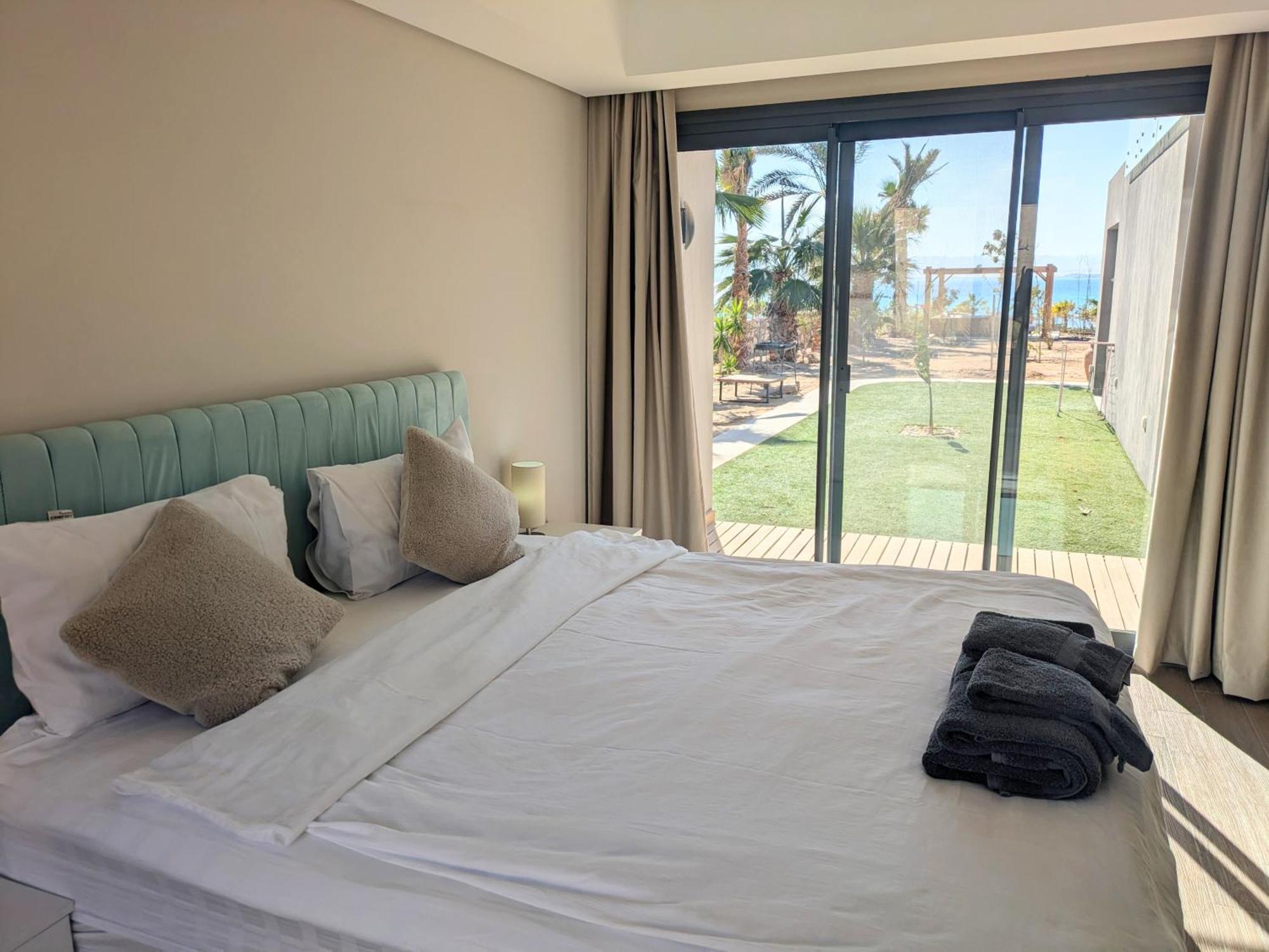 Villa Supreme Beachfront 3br Soma Bay With Garden *