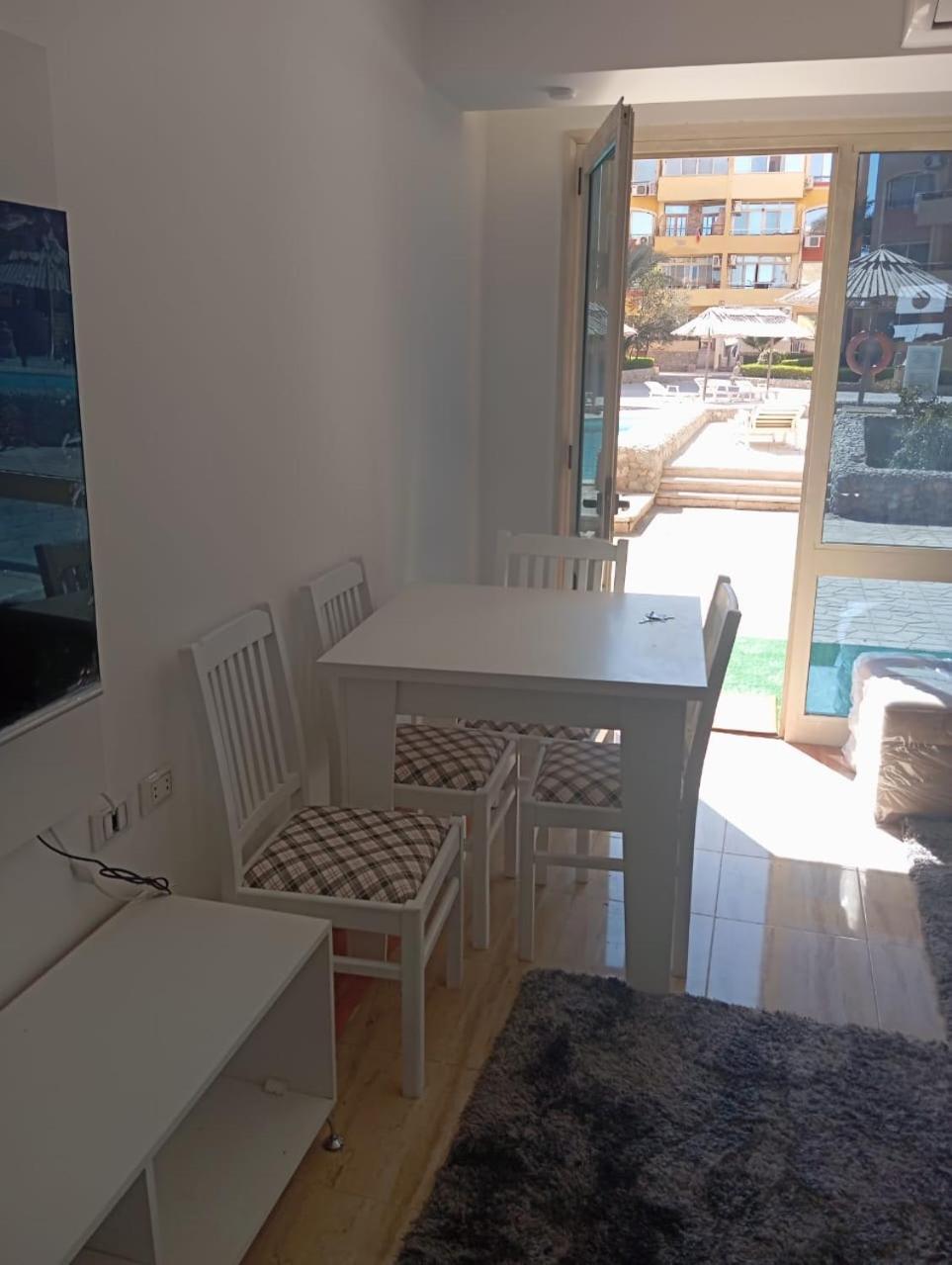 Private And Pool View Apartment