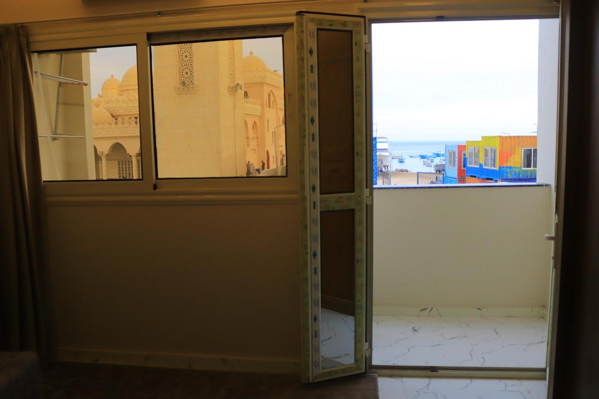 Apartment Hossam 4 *