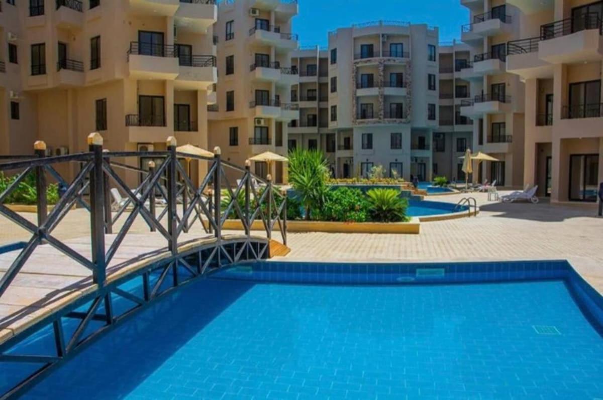 Modern With Direct Pool Access In Aqua Tropical *