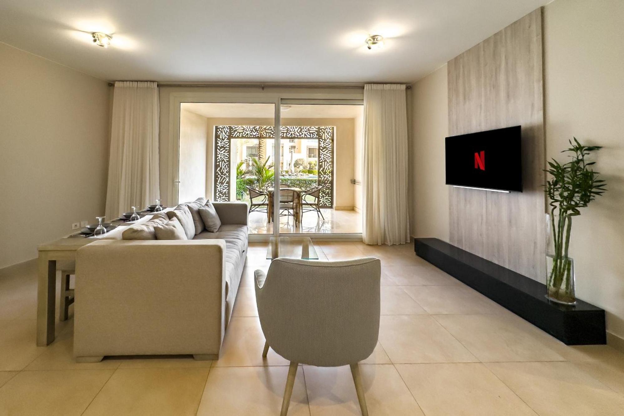 Modish & Modern 1bdr Poolfront Mangroovy Free Pool & Apartment