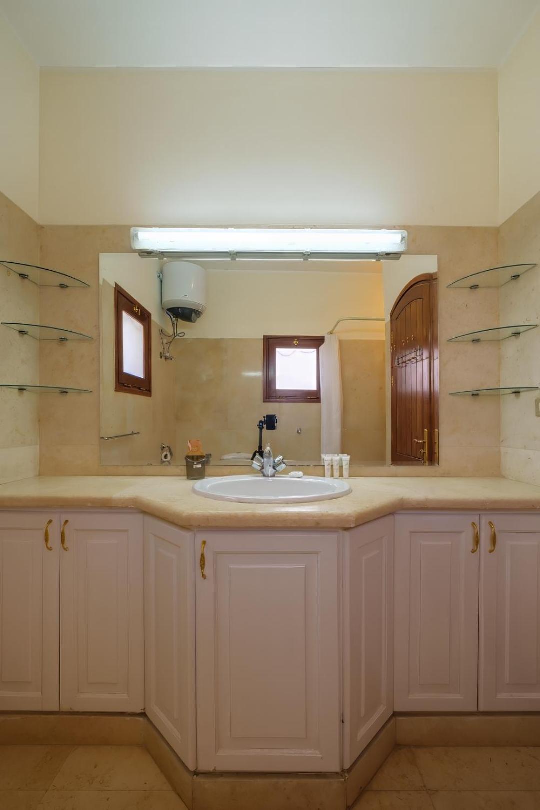 Serene 4bdr Villa: Your Cozy Away From Ferienhaus *