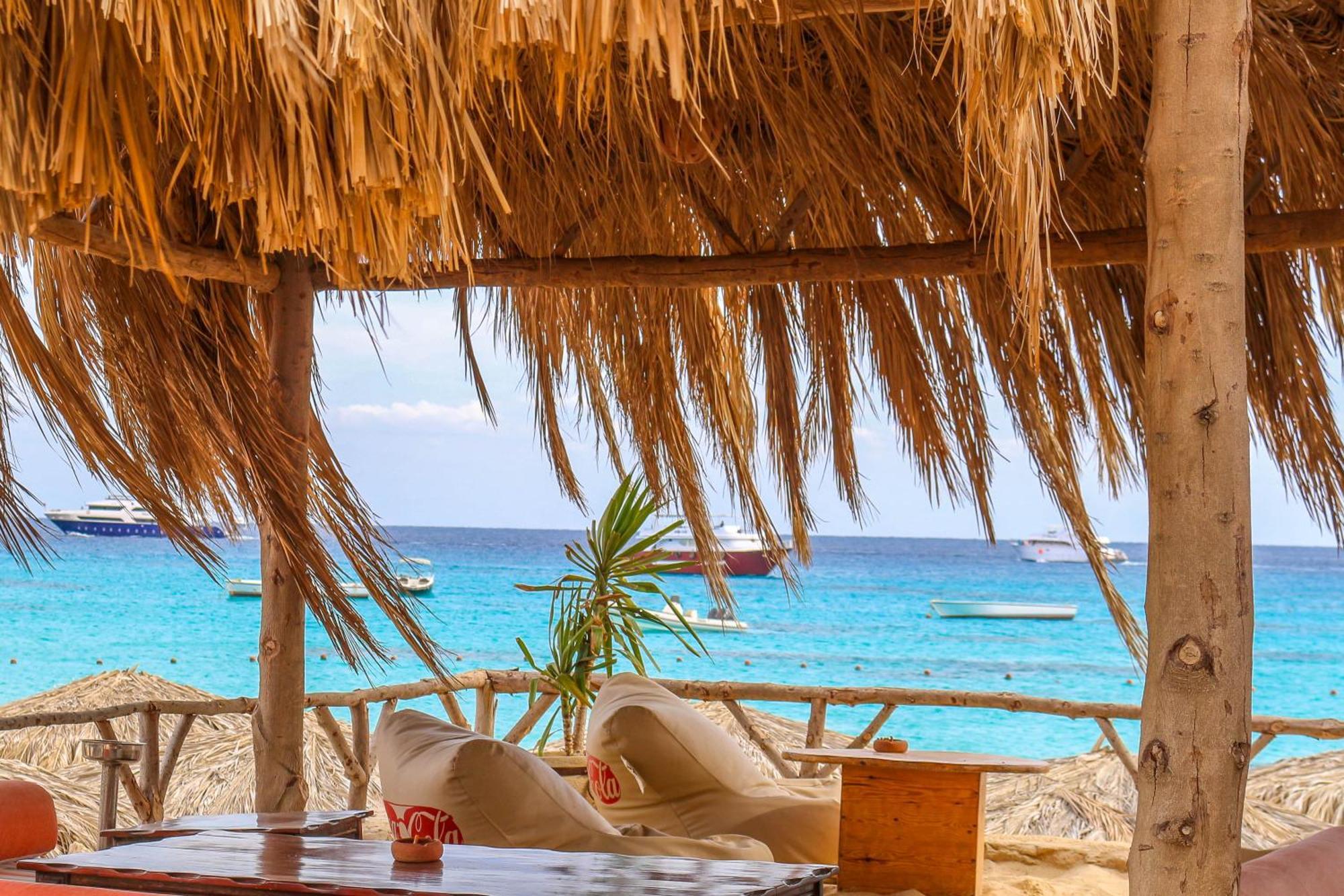 Beachfront Cozy Flat 10 Minutes From Air Port, Free Wifi Apartment *