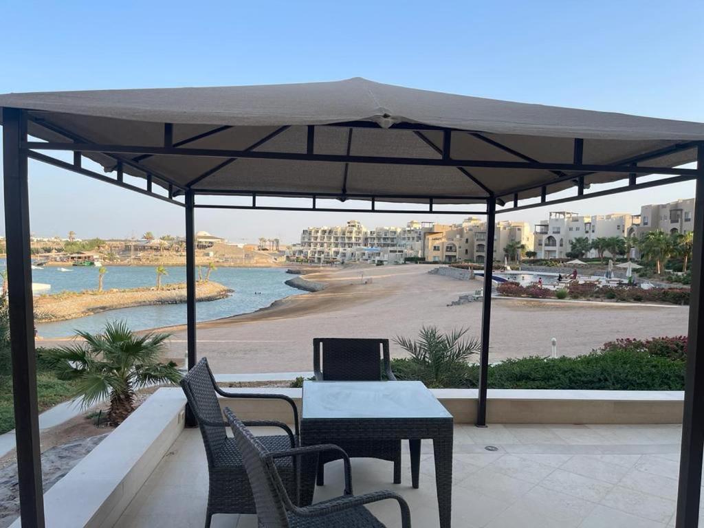 Lovely 2 Bedrooms Groundfloor Apartment *