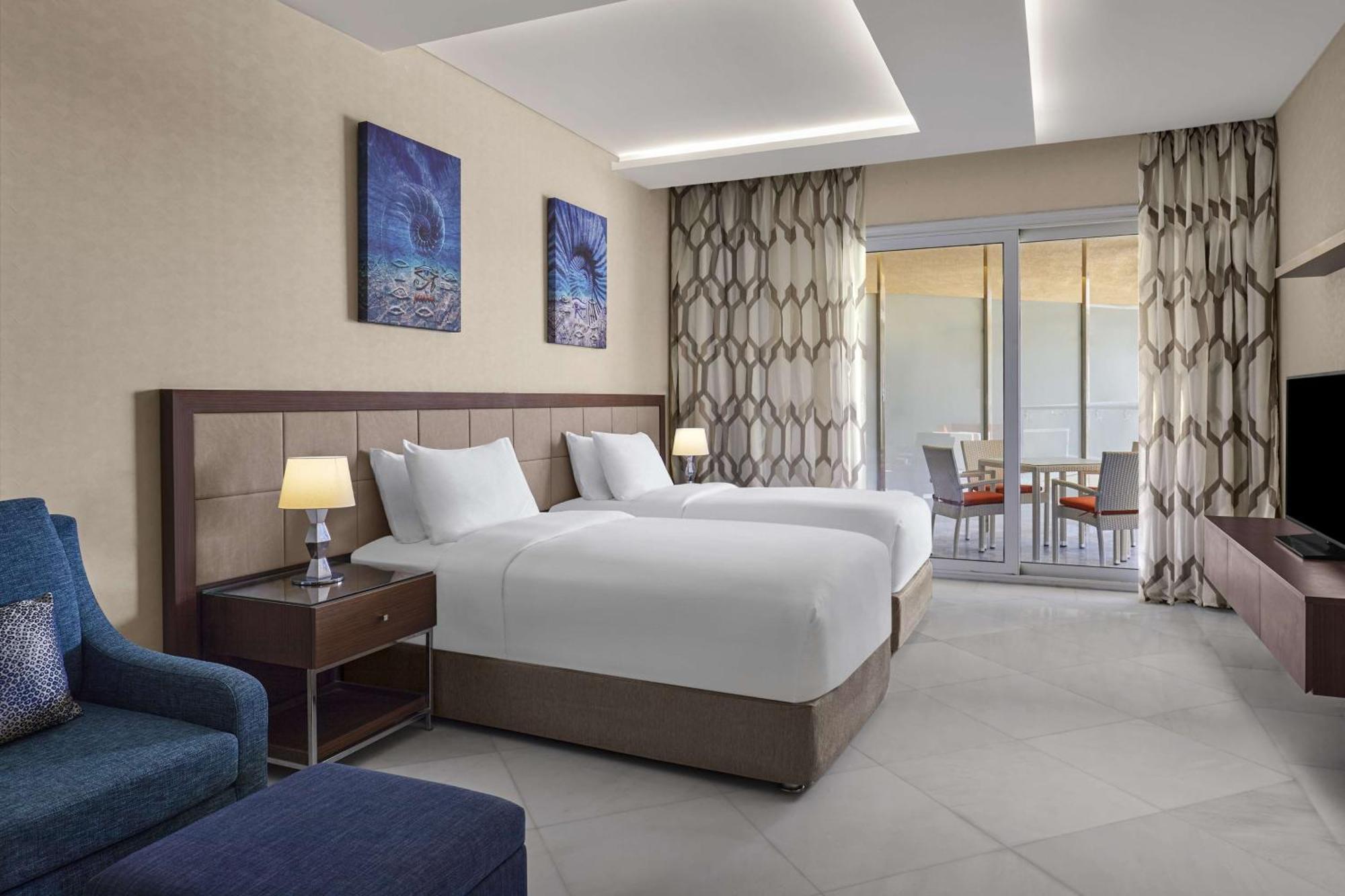 Hilton Plaza Resort 5*
