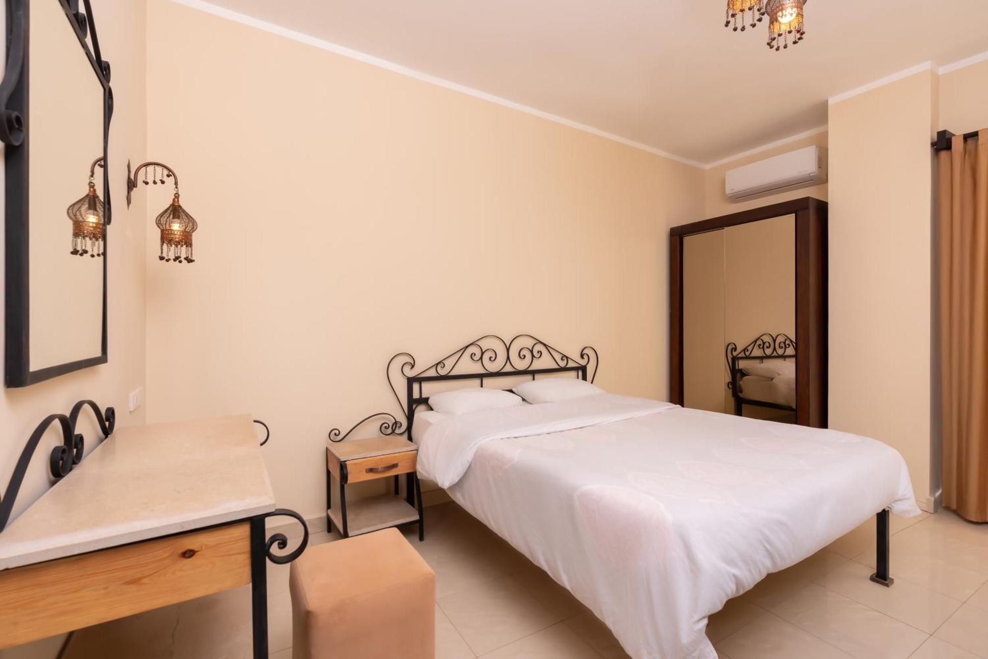2bedrooms 53 *