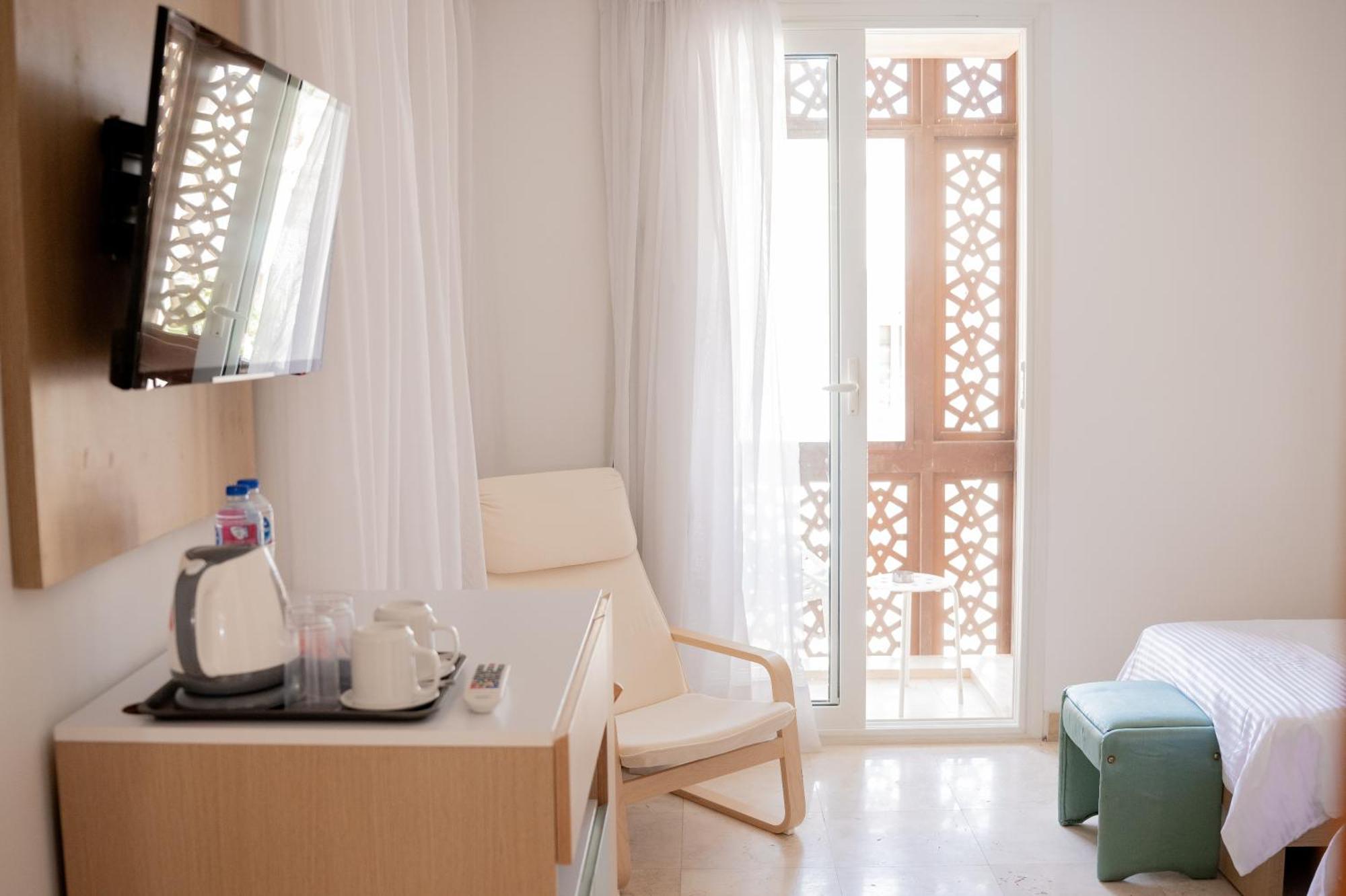 Nayah Stays, Amazing With Private Pool & 5 Master Ferienhaus *