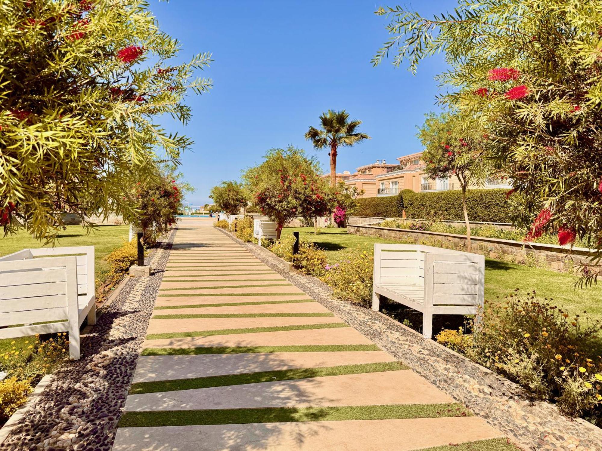 Comfy Studio, Pools, Private Beach At Peaceful Resort Apartment