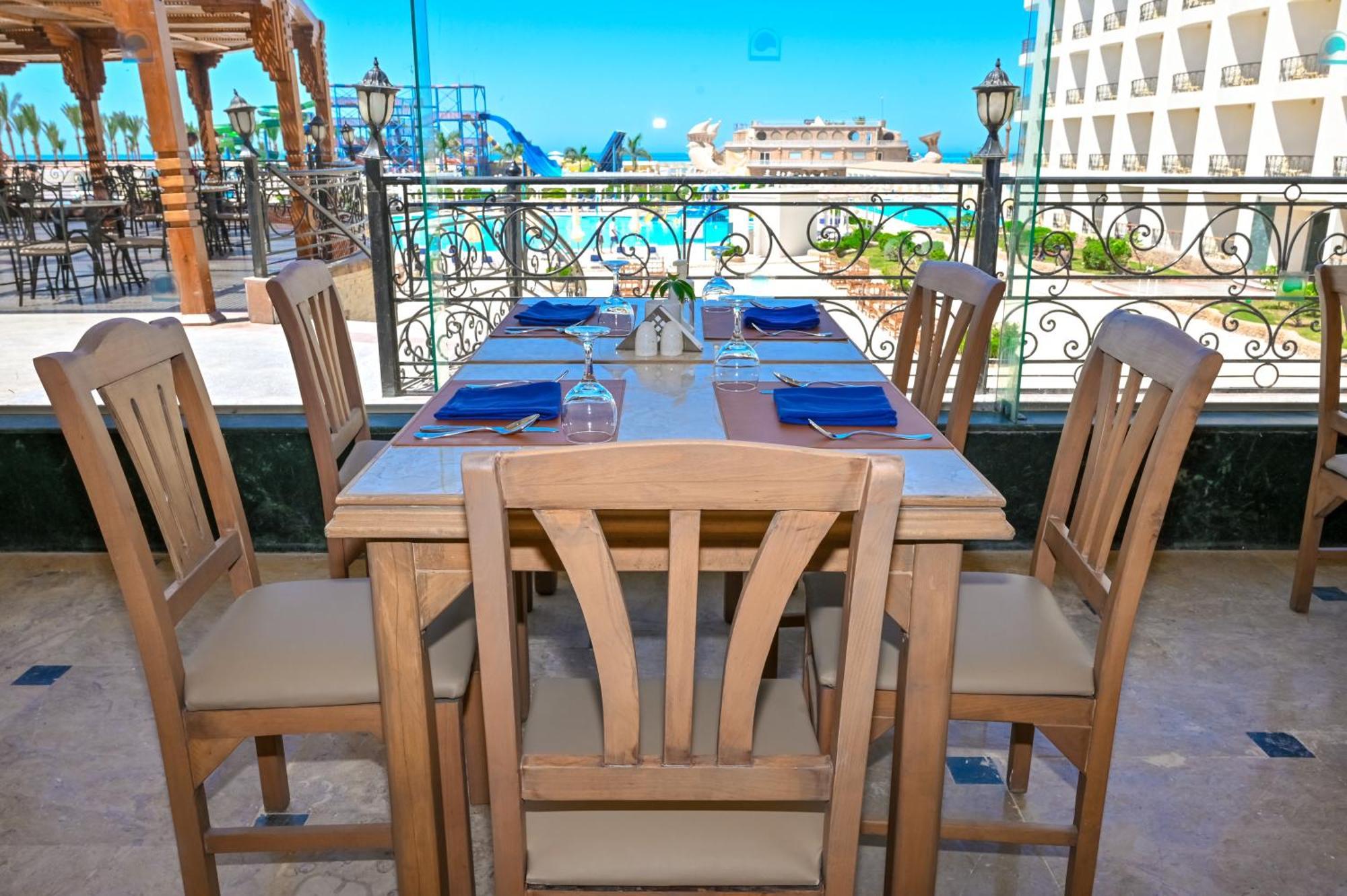 Le Jardin Aqua Park Hotel 4*