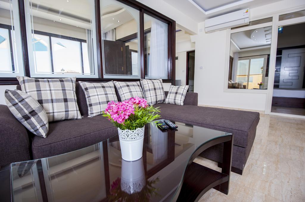 Sunny Seaside Apartment *
