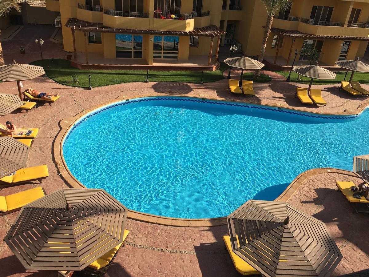 Apartment Pool View At British - Unit 13