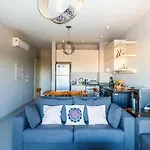 Modern 3Bdr Cyan Apt: Prime Spot