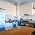 Modern 3Bdr Cyan Apt: Prime Spot